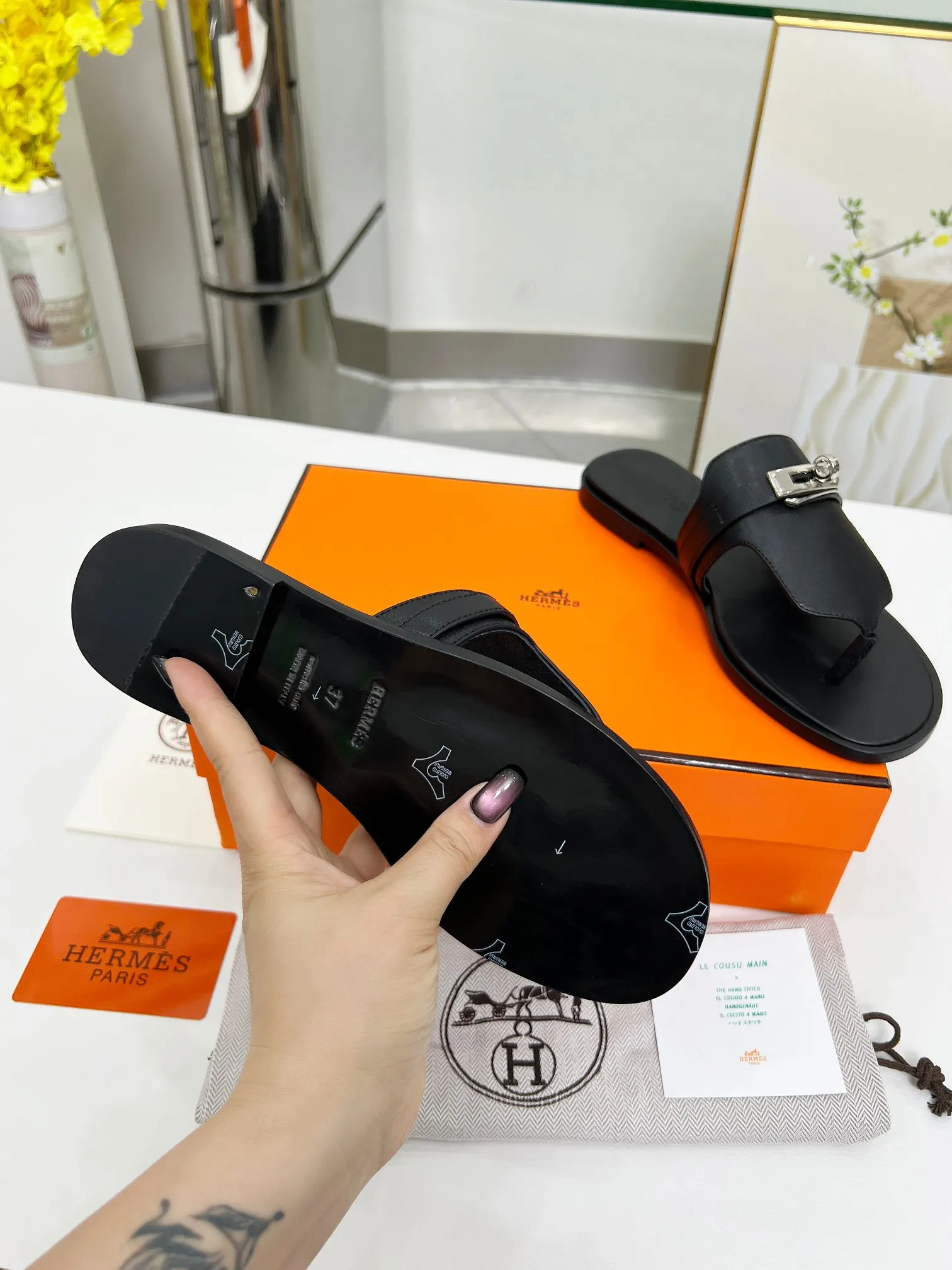 👟👟Ex-factory price 480👟👟 (top version) 👫Hermes ❗️❗️Original purchase and development⚠️ A must-have artifact for daily home, travel and vacation🉑 in spring and summer. High-end quality Code number: 35-40 (41/42 can be customized)